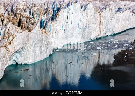 Vorderansicht der Endstation des Hisinger Gletschers, Dickson Fiord, Nordost-Grönland-Nationalpark. Dies ist Teil des grönländischen Eisschildes und zeigt t Stockfoto