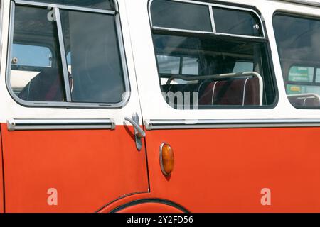Roter Ikarus-Bus, Nahaufnahme. Alter Bus, Retro-Transport. Stockfoto