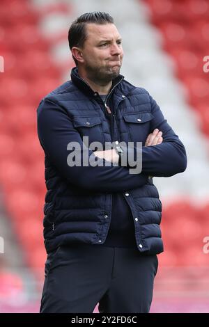 Gillinghams Trainer Mark Bonner während des Spiels der Sky Bet League Two im Eco-Power Stadium Doncaster. Bilddatum: Samstag, 7. September 2024. Stockfoto