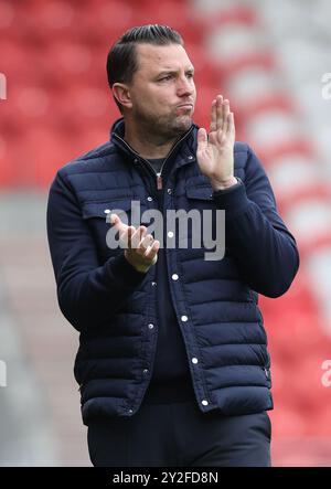 Gillinghams Trainer Mark Bonner während des Spiels der Sky Bet League Two im Eco-Power Stadium Doncaster. Bilddatum: Samstag, 7. September 2024. Stockfoto