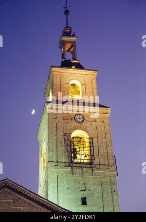 Glockenturm der Kirche Nuestra Señora de la Antigua, Nachtblick. Vicálvaro Nachbarschaft. Madrid. Spanien. Stockfoto