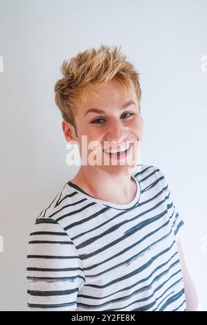 Porträt des jungen Menschen lachen und in die Kamera schaut. Stockfoto