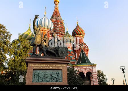 MOSKAU, RUSSLAND - 7. September 2024: Das Denkmal für Minin und Poscharski und die Basilius-Kathedrale auf dem Roten Platz bei Sonnenuntergang in Moskau Stockfoto