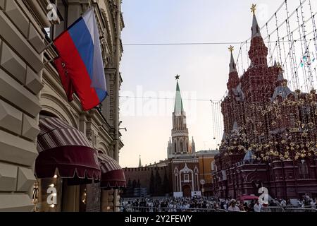 MOSKAU, RUSSLAND - 07. September 2024: Blick auf den Roten Platz und den Nikolskaja-Turm des Kreml vom Kaufhaus GUM (bekannt als State Department Store) Stockfoto