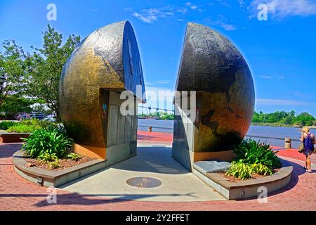 Das wunderschöne World war Two Memorial in oder am Rathaus, das am Flussufer im historischen Savannah, Georgia, landet. Erstellt Stockfoto