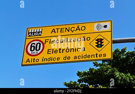 Geschwindigkeitsbegrenzung für Verkehrszeichen bei 60 km/h und Informationen auf portugiesisch: Achtung, elektronische Inspektion, hohe Unfallrate Stockfoto