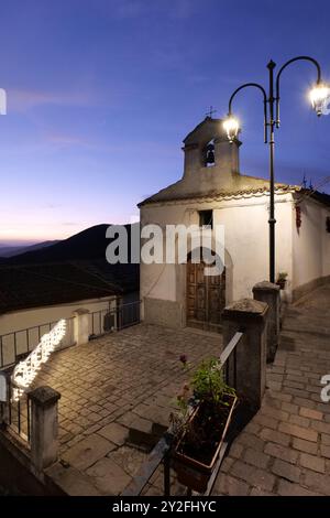 Eine kleine Straße am Abend in Colobraro, einem Dorf in Basilicata, Italien. Stockfoto