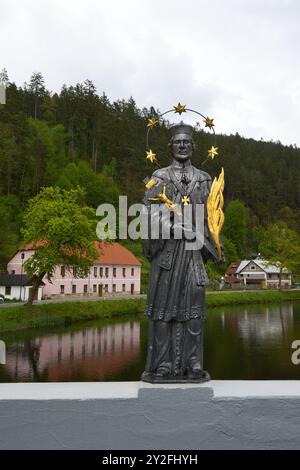 Tschechische Republik, Rožmberk nad Vltavou - 07. Mai 2024: Statue des heiligen Johannes von Nepomuk auf der Brücke über die Moldau. Stockfoto