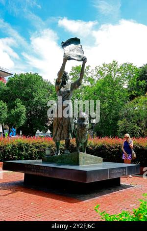 Florence martus Skulptur des Savannah Waving Girl befindet sich am Flussufer in der historischen Innenstadt von Savannah, Georgia. Erstellt Am 28. August 2024 Stockfoto