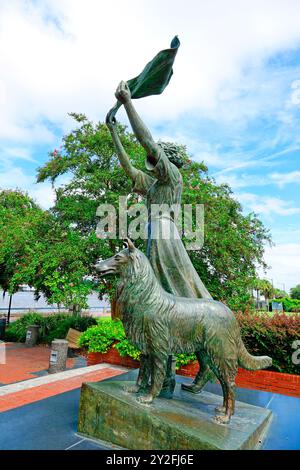 Florence martus Skulptur des Savannah Waving Girl befindet sich am Flussufer in der historischen Innenstadt von Savannah, Georgia. Erstellt Am 28. August 2024 Stockfoto