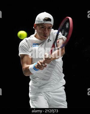 Der Argentinier Sebastian Baez im Kampf gegen den Kanadier Felix Auger Aliassime während des Davis Cup Gruppenfinalspiels in der AO Arena in Manchester. Bilddatum: Dienstag, 10. September 2024. Stockfoto