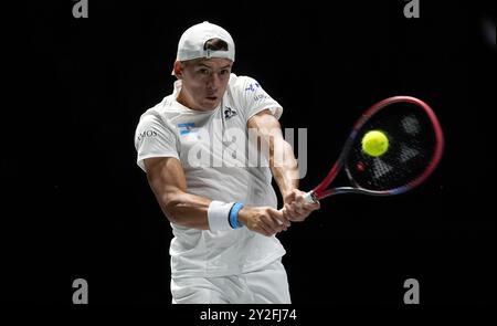 Der Argentinier Sebastian Baez im Kampf gegen den Kanadier Felix Auger Aliassime während des Davis Cup Gruppenfinalspiels in der AO Arena in Manchester. Bilddatum: Dienstag, 10. September 2024. Stockfoto