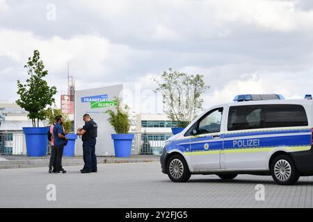 Frankfurt, Oder. September 2024. Polizisten sind am 10. September 2024 in der Stadt Frankfurt (oder) in der Nähe der polnischen Grenze im Dienst. Bundesinnenministerin Nancy Faeser hat die Wiedereinführung von Passkontrollen an allen Landgrenzen angeordnet, um die Zahl der Einreise ohne Visum zu begrenzen, berichtete die deutsche Nachrichtenagentur dpa am Montag unter Berufung auf Regierungsquellen. Quelle: Ren Pengfei/Xinhua/Alamy Live News Stockfoto