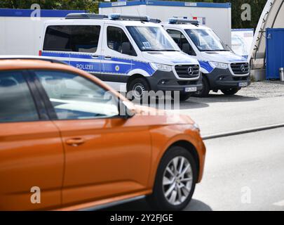 Frankfurt, Oder. September 2024. Polizeifahrzeuge sind in der Stadt Frankfurt (oder) in Deutschland nahe der polnischen Grenze am 10. September 2024 abgebildet. Bundesinnenministerin Nancy Faeser hat die Wiedereinführung von Passkontrollen an allen Landgrenzen angeordnet, um die Zahl der Einreise ohne Visum zu begrenzen, berichtete die deutsche Nachrichtenagentur dpa am Montag unter Berufung auf Regierungsquellen. Quelle: Ren Pengfei/Xinhua/Alamy Live News Stockfoto