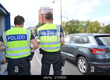 Frankfurt, Oder. September 2024. Polizisten sind am 10. September 2024 in der Stadt Frankfurt (oder) in der Nähe der polnischen Grenze im Dienst. Bundesinnenministerin Nancy Faeser hat die Wiedereinführung von Passkontrollen an allen Landgrenzen angeordnet, um die Zahl der Einreise ohne Visum zu begrenzen, berichtete die deutsche Nachrichtenagentur dpa am Montag unter Berufung auf Regierungsquellen. Quelle: Ren Pengfei/Xinhua/Alamy Live News Stockfoto