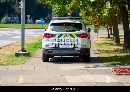 Koper, Slowenien - 25. August 2024: Ein Streifenwagen der slowenischen Polizei Policija auf einer Straße in Aktion. Das Fahrzeug ist ein Renault Kadjar, der mit den typischen blau-gelben Polizeiaufklebern in Slowenien ausgestattet ist *** ein Streifenwagen der slowenischen Polizei Policija auf einer Straße im Einsatz. Das Fahrzeug ist ein Renault Kadjar, gestattet mit der typischen blau-gelben Polizeibeklebung in Slowenien Stockfoto