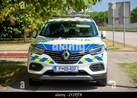 Koper, Slowenien - 25. August 2024: Ein Streifenwagen der slowenischen Polizei Policija auf einer Straße in Aktion. Das Fahrzeug ist ein Renault Kadjar, der mit den typischen blau-gelben Polizeiaufklebern in Slowenien ausgestattet ist *** ein Streifenwagen der slowenischen Polizei Policija auf einer Straße im Einsatz. Das Fahrzeug ist ein Renault Kadjar, gestattet mit der typischen blau-gelben Polizeibeklebung in Slowenien Stockfoto