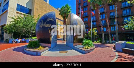 Das wunderschöne World war Two Memorial in oder am Rathaus, das am Flussufer im historischen Savannah, Georgia, landet. Erstellt Stockfoto