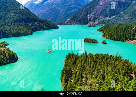 Landschaft des Berggipfels und des Diablo Sees. Naturlandschaft. Diablo Lake im North Cascades National Park. Panoramablick auf die Natur am Diablo See. Diablo Stockfoto