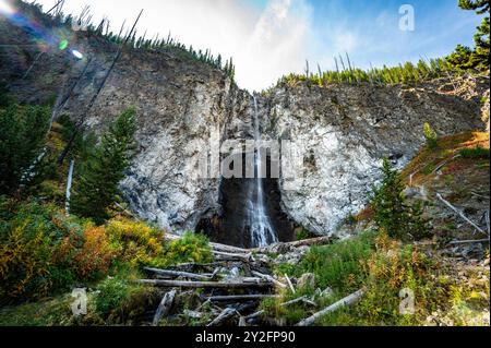 Der Fairy Falls Trail im Yellowstone National Park wandert an einem Herbstnachmittag im Jahr 2024 mit Fotos der Landschaft entlang des Wanderwegs und der Fairy Falls Stockfoto