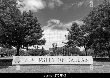 Dallas, USA - 24. April 2023: Schild auf dem Campus der Unioversity of Dallas im Outdoor Park Stockfoto