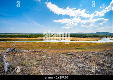 Der Firehole River, die Cascades und der Goose Lake im Yellowstone National Park, während Sie im Herbst 2024 auf dem Fairy Falls Trail wandern und Radfahren Stockfoto