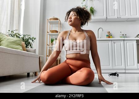 Eine junge Frau genießt eine friedliche Yoga-Session in ihrem einladenden Zuhause. Stockfoto