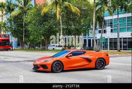 Miami Beach, Florida USA - 8. Juni 2024: 2020 Chevrolet Corvette 3LT Coupeat miami Beach. Chevrolet Corvette 3LT Coupe Orange auf der Straße Stockfoto