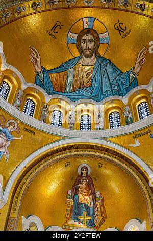 Belgrad, Serbien - 29. April 2024: Lebendiges und kompliziertes Mosaik von Jesus Christus in der großen Kirche Sankt Sava, das die heitere Gottheit von Christus einfängt Stockfoto