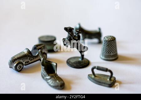 Originale Monopoly-Marker, einschließlich Pferd, Eisen, Schuh, Auto, Hut, Hund und Fingerhut auf weißem Hintergrund. Stockfoto