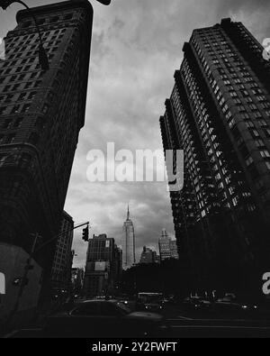 AJAXNETPHOTO. OKTOBER 2000. MANHATTAN, NEW YORK CITY, USA. - STATE CITY - IKONISCHER EMPIRE STATE WOLKENKRATZER VON DER RÜCKSEITE DES FLATIRON GEBÄUDES AN DER KREUZUNG VON BROADWAY UND EAST 22ND STREET IN LOWER MANHATTAN. FOTO: JONATHAN EASTLAND/AJAX REF:3548BW 06 34A Stockfoto