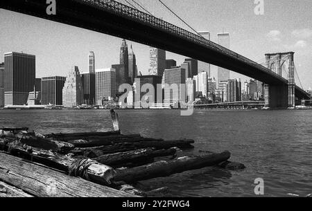 AJAXNETPHOTO. JULI 1975. NEW YORK, USA. - BROOKLYN BRIDGE ÜBERSPANNT DEN EAST RIVER VON DER BROOKLYN SEITE IN RICHTUNG LOWER MANHATTAN. FOTO: JONATHAN EASTLAND/AJAX REF:750039 8A 60 Stockfoto