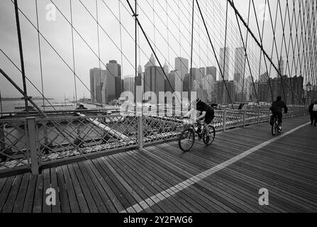 AJAXNETPHOTO. OKTOBER 2000. NEW YORK CITY, USA. - TWIN TOWERS - DIE TWIN TOWERS DES WELTHANDELSZENTRUMS IN LOWER MANHATTAN (MITTE RECHTS) VOM DECK DER BROOKLYN BRIDGE AUS GESEHEN. FOTO: JONATHAN EASTLAND/AJAX REF:CD3546BW 06 26A Stockfoto