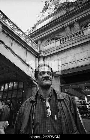 AJAXNETPHOTO. OKTOBER 2000. NEW YORK CITY, USA – US-AMERIKANISCHER AUTOR. DER AUTOR UND AUTOR DES BUCHES GRAND CENTRAL WINTER, LEE STRINGER, BILDETE VOR DEM EINGANG ZUM GRAND CENTRAL STATION. FOTO: JONATHAN EASTLAND/AJAX REF:CD3539BW 13 6 Stockfoto