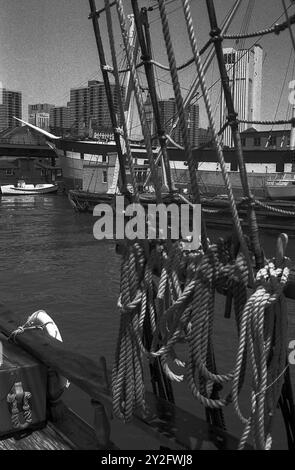 AJAXNETPHOTO. JULI 1975. NEW YORK, USA. - RESTAURIERUNG DES SQUARE RIG - DAS SEGELSCHIFF WAVERTEE AUS DEM 19. JAHRHUNDERT WIRD DURCH DAS SOUTH STREET SEAPORT MUSEUM AM PIER 17 RESTAURIERT, DAS DURCH DIE TAKELAGE VON BARBA NEGRA GESEHEN WIRD. FOTO: JONATHAN EASTLAND/AJAX REF: 750066 12 17 Stockfoto