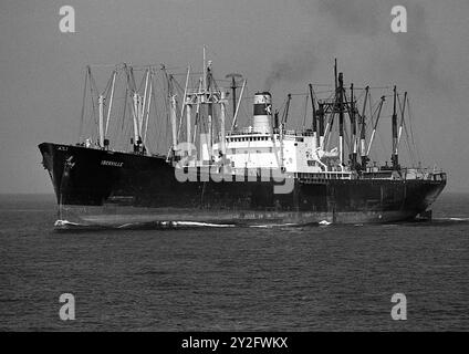 AJAXNETPHOTO. JULI 1975. NEW YORK, USA. - LEICHTSCHIFF - WATERMAN-FRACHTSCHIFF IBERVILLE FÄHRT IM BALLASTBETRIEB AB. FOTO: JONATHAN EASTLAND/AJAX REF:750071 31 123 Stockfoto