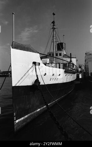 AJAXNETPHOTO. MAI 1970. SÜDSEE, ENGLAND. - LETZTES TICKET NACH RYDE - DER BRITISCHE RADDAMPFER RYDE LIEGT IM HAFEN VON PORTSMOUTH. FOTO: JONATHAN EASTLAND/AJAX REF:357033 36 128 Stockfoto