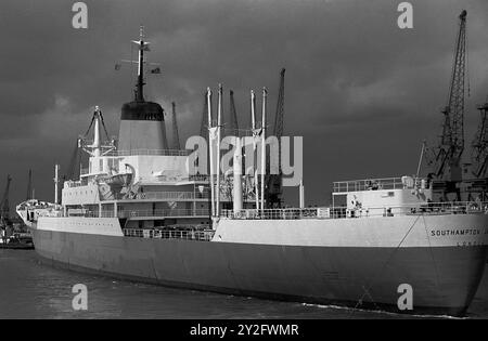 AJAXNETPHOTO. APRIL 1967. SOUTHAMPTON, ENGLAND - KAPPOSTSCHIFF - UNION CASTLE LINER SOUTHAMPTON CASTLE VERLÄSST VOR DER ABFAHRT NACH SÜDAFRIKA DEN ANLEGEPLATZ IN DEN WESTLICHEN DOCKS. FOTO: JONATHAN EASTLAND/AJAX REF:3567703 4A 25 Stockfoto