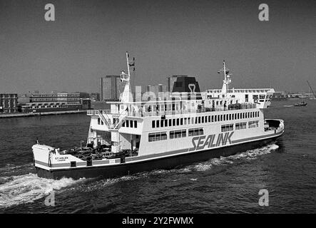 AJAXNETPHOTO. 1984. PORTSMOUTH, ENGLAND - PORTSMOUTH ISLE OF WIGHT SEALINK ROLL-ON ROLL-OFF CAR UND PASENGER FERRY ST. HELEN KOMMT VON FISHBOURNE. FOTO: JONATHAN EASTLAND/AJAX REF:843003 6 124 Stockfoto