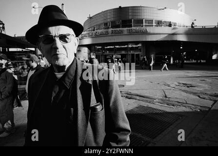 AJAXNETPHOTO. OKTOBER 2000. NEW YORK, USA. - LOWER MANHATTAN - STATEN ISLAND FÄHRHAFEN. FOTO: JONATHAN EASTLAND/AJAXREF: CD3543BW 01 22. Stockfoto