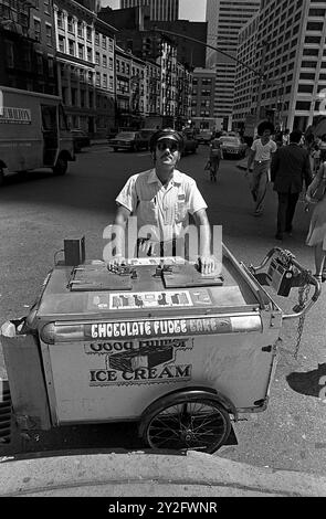 AJAXNETPHOTO. JULI 1975. NEW YORK, USA. - SCHOKOLADEN-FUDGE-KUCHEN - EISVERKÄUFER UND WAGEN AN DER ECKE BROAD UND WATER STREET, LOWER MANHATTAN. FOTO: JONATHAN EASTLAND/AJAXREF: 750057 21A 42 Stockfoto