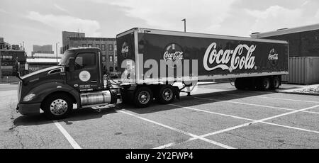 New York City, USA - 08. Juli 2023: Kenworth T680 Coca-Cola-Truck parkt Stockfoto