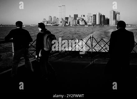 AJAXNETPHOTO. OKTOBER 2000. NEW YORK, USA. - SKYLINE VON LOWER MANHATTAN - VOM MEER AUS GESEHEN AUF DEM DECK DER STATEN ISLAND FÄHRE; ZWEI WELTHANDELSTÜRME IN DER MITTE LINKS. FOTO: JONATHAN EASTLAND/AJAXREF: CD3543BW 10 31 Stockfoto