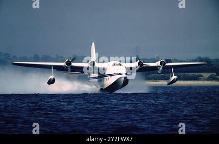 AJAXNETPHOTO. 1988. CALSHOT, SOLENT, ENGLAND - DREHEN - FANTASY OF FLIGHT, EINES DER LETZTEN VIER MOTORISIERTEN SUNDERLAND-FLUGBOOTE, DIE AUF EINEM TESTFLUG ÜBER DER SOLENT STARTEN. FOTO: JONATHAN EASTLAND/AJAX REF:MX340 241408 25 Stockfoto