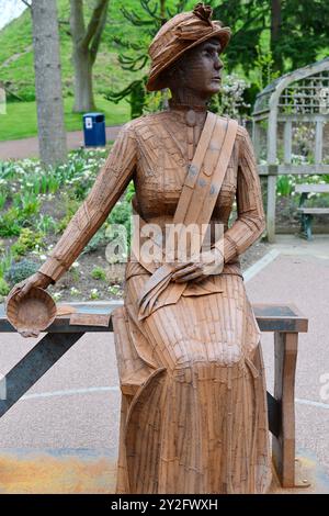 AJAXNETPHOTO. MÄRZ 2023. MORPETH, ENGLAND. - STATUE IM CARLISLE PARK, MORPETH, VON RAY LONSDALE VON DER SUFFRAGETTE EMILY WILDING DAVISON (B1872-D1913), DIE AM 8. JUNI 1913 STARB, NACHDEM SIE VON KING GOERGE V'S PFERD ANMER BEIM DERBY-RENNEN IN EPSOM AM 4. JUNI 1913 GETROFFEN WURDE. FOTO: TONY HOLLAND/AJAX REF:(C)PEO DAVISON EMILY DTH230303 2084 Stockfoto