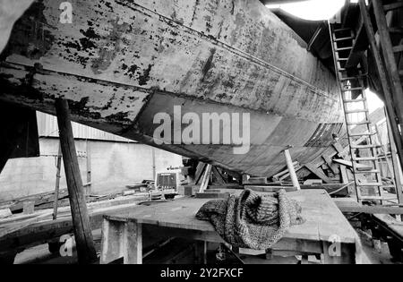 AJAXNETPHOTO. FEBRUAR 1980. WOOLSTON, ENGLAND. - J-KLASSE-YACHT REFIT - DIE J-KLASSE-YACHT VELSHEDA, DIE KÜRZLICH VON TERRY BRABENT ERWORBEN WURDE UND AN IHREM RUMPF UND DECK AUF DER WILMENTS-WERFT REPARIERT WIRD. FOTO: JONATHAN EASTLAND/AJAX. REF:801502 15 Stockfoto