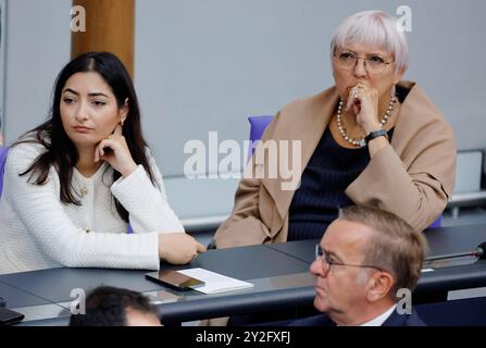 Reem Alabali-Radovan SPD, Claudia Roth, Beauftragte der Bundesregierung für Kultur und Medien, Deutschland, Berlin, Reichstag, 75 Jahre Deutscher Bundestag, Feierstunde im Plenarsaal *** Reem Alabali Radovan SPD , Claudia Roth, Beauftragte der Bundesregierung für Kultur und Medien, Deutschland, Berlin, Reichstag, 75-jähriges Jubiläum des Deutschen Bundestages, feierlich im Plenarsaal Stockfoto