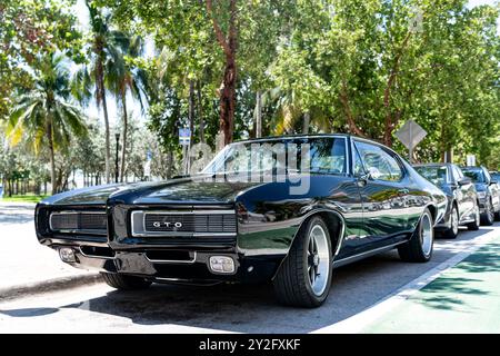 Miami Beach, Florida USA - 9. Juni 2024: 1968 pontiac gto schwarz am Ocean Drive miami Beach Stockfoto