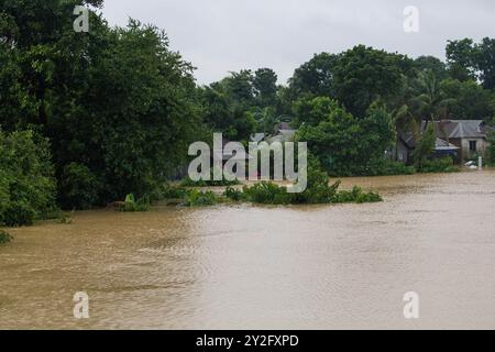 Companiganj, Bangladesch 22. August 2024: Die Hochwassersituation in Companiganj hat Straßen und Häuser überschwemmt. Bei starkem Regen werden die Leute sicher sein Stockfoto