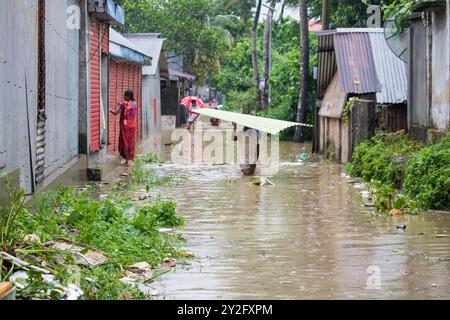 Companiganj, Bangladesch 22. August 2024: Die Hochwassersituation in Companiganj hat Straßen und Häuser überschwemmt. Bei starkem Regen werden die Leute sicher sein Stockfoto